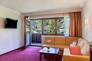 TV - Apartment W7 Haus Ganghofer with Mountain View, Balcony & Wi-Fi (Leutasch)