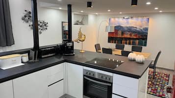 Fridge, oven, stovetop, dishwasher
