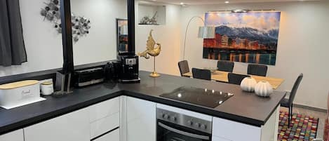 Fridge, oven, stovetop, dishwasher