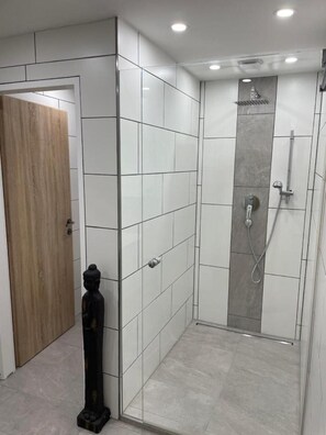 Shower, hair dryer, towels - Pet-Friendly 'Stylish basement loft' Apartment with Wi-Fi (Innsbruck)