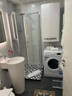 Een douche, een haardroger, handdoeken