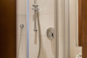 Douche, serviettes fournies, papier de toilette
