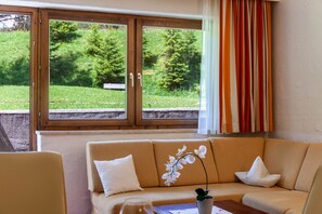 Living area - Apartment W3 Haus Ganghofer with Mountian View, Shared Terrace & Wi-Fi (Leutasch)