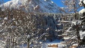 Une montagne enneigée sous un ciel dégagé.