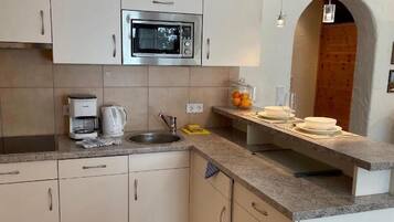 Kühlschrank, Herdplatte, Wasserkocher mit Kaffee-/Teezubehör