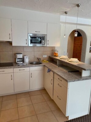 Fridge, stovetop, coffee/tea maker, electric kettle - Apartment W5 Haus Ganghofer with Mountain View, Patio & Wi-Fi (Leutasch)