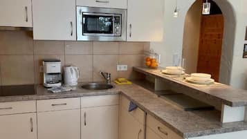 Fridge, stovetop, coffee/tea maker, electric kettle