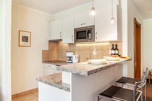 Fridge, stovetop, coffee/tea maker, electric kettle