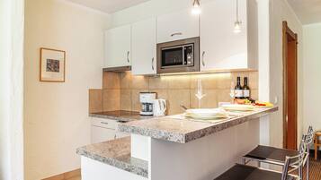 Fridge, stovetop, coffee/tea maker, electric kettle