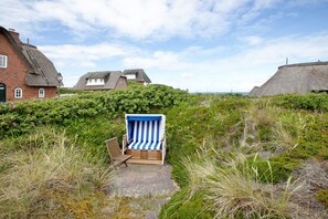 Property grounds - Holiday Apartment 'Haus Lazy Dolphin No. 10' with Sea View and Wi-Fi (Rantum)