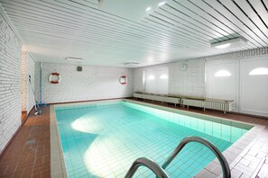 Una piscina cubierta, una piscina climatizada