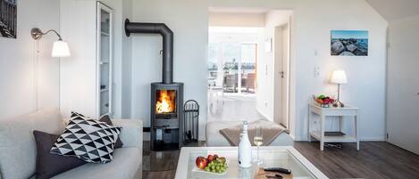 Fernseher, Kamin, Videospiele, DVD-Player