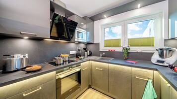 Réfrigérateur, micro-ondes, four, plaque de cuisson