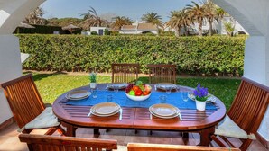 Outdoor dining - Beautiful private villa for 4 people with pool, WIFI, TV and patio (Torroella De Montgrí)