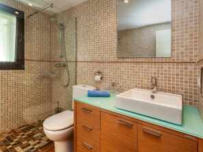 Mirror, Brown, Plumbing Fixture, Tap, Bathroom Cabinet, Sink, Property, Bathroom Sink, Cabinetry, Bathroom - Beautiful private villa for 4 guests with WIFI, pool, TV and patio (Torroella De Montgrí)