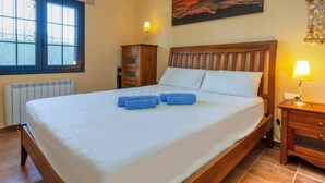 2 bedrooms, iron/ironing board, travel cot, free WiFi - Beautiful private villa for 4 people with pool, WIFI, TV and patio (Torroella De Montgrí)