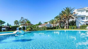 A clear blue pool surrounded by palm trees and white buildings. - Beautiful private villa for 4 people with pool, WIFI, TV and patio (Torroella De Montgrí)
