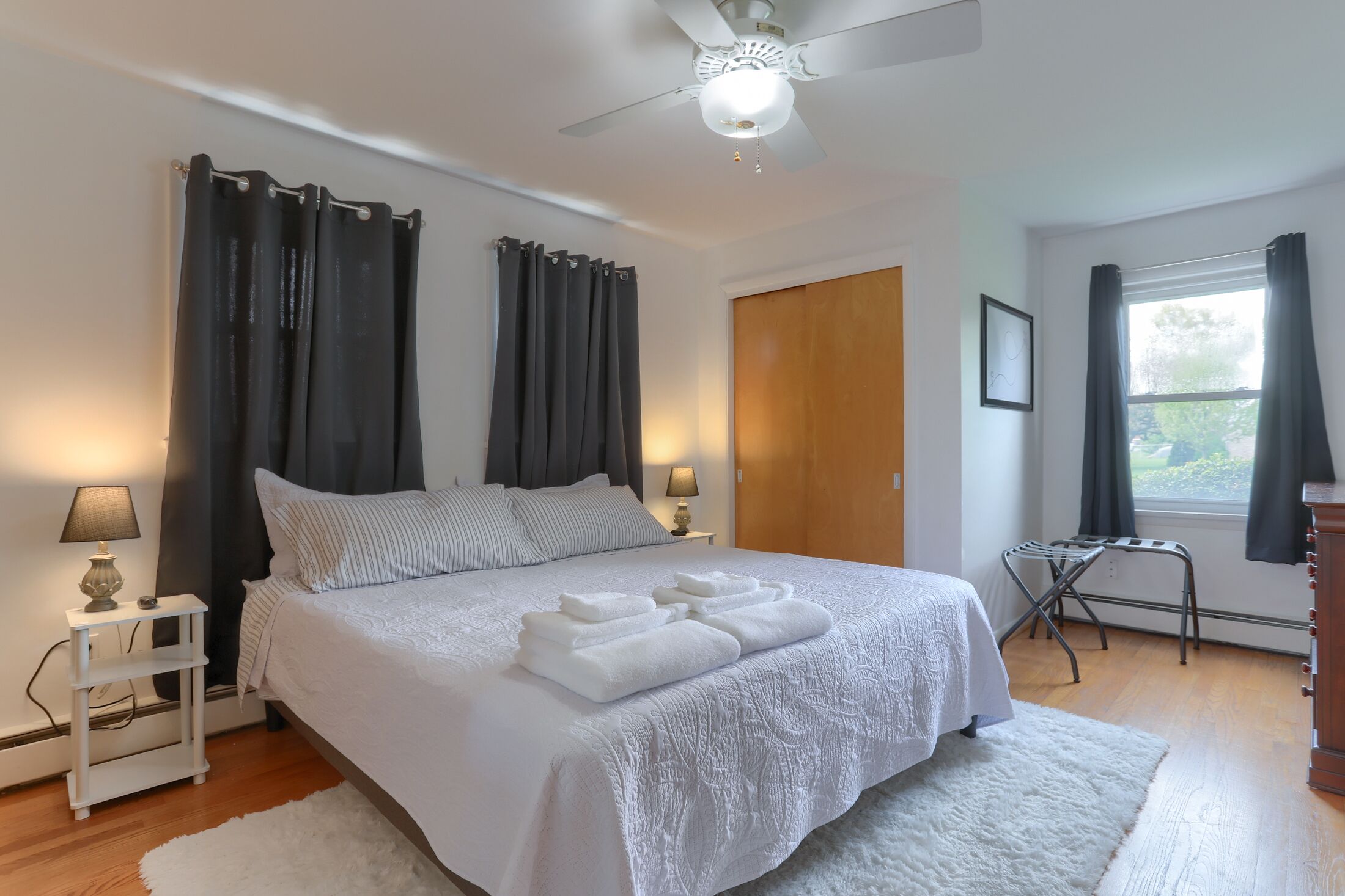 3 Schlafzimmer, Betten mit Memory-Foam-Matratzen, Schreibtisch