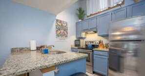 ثلاجة، ميكروويف، فرن، موقد طهي مسطح