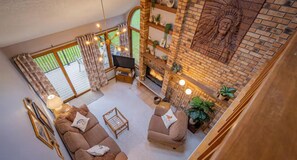 Smart TV y chimenea 