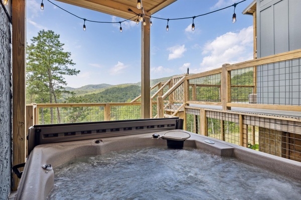 Hot Tub
Seating for 8
Lower Level Deck
