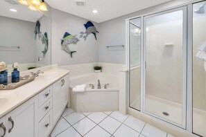 Shower, towels - Oceanfront condo with direct access to courtyard! (Saint Simons Island)