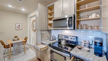 Frigorífico, microondas, horno y placa de cocina