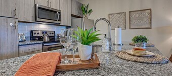 Boho Luxe Nr JAX INT. Airport & Shopping