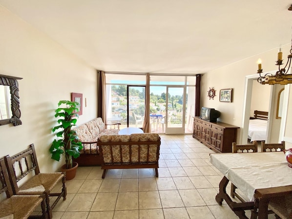 TV - Comfortable apartment with communal pool in Lloret de Mar. (Tossa de Mar)