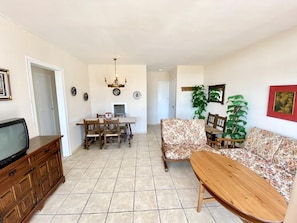 TV - Comfortable apartment with communal pool in Lloret de Mar. (Tossa de Mar)