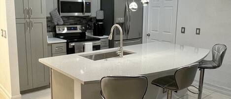 Frigorífico, microondas, horno y placa de cocina