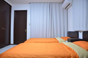 4 bedrooms, desk, WiFi, bed sheets - House / with garden / Japanese-style room with 8 tatami mats / Spacious 4LDK / 8 min. walk from the station / Medium to long term stay negotiable / Direct access to Tokyo Station 13 min. (葛飾区)