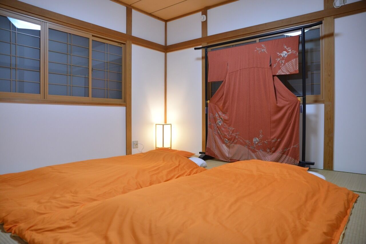 4 bedrooms, desk, WiFi, bed sheets