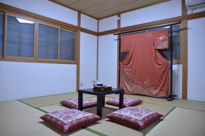 Spa - House / with garden / Japanese-style room with 8 tatami mats / Spacious 4LDK / 8 min. walk from the station / Medium to long term stay negotiable / Direct access to Tokyo Station 13 min. (葛飾区)