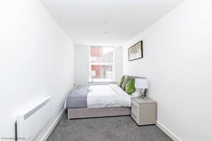 2 bedrooms, iron/ironing board, free WiFi, bed sheets - Short Term Apartment Preston With Parking (Preston)