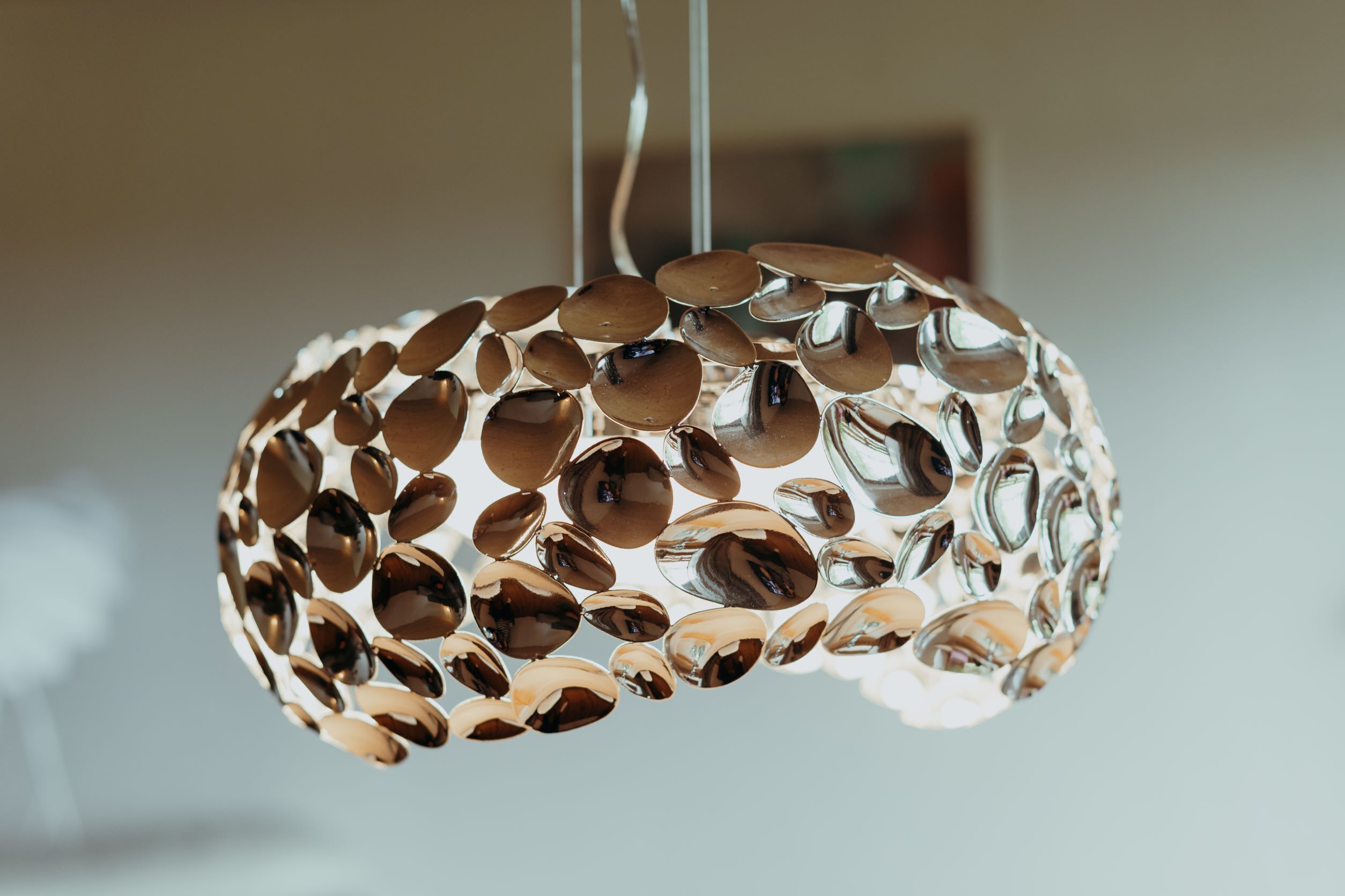 Un lustre sphérique doté d’une surface réfléchissante.