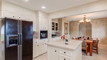 Kylskåp, mikrovågsugn, ugn och spishäll