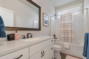 Combined shower/bathtub, hair dryer, shampoo