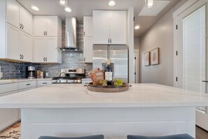 Jääkaappi, mikroaaltouuni, uuni, liesi