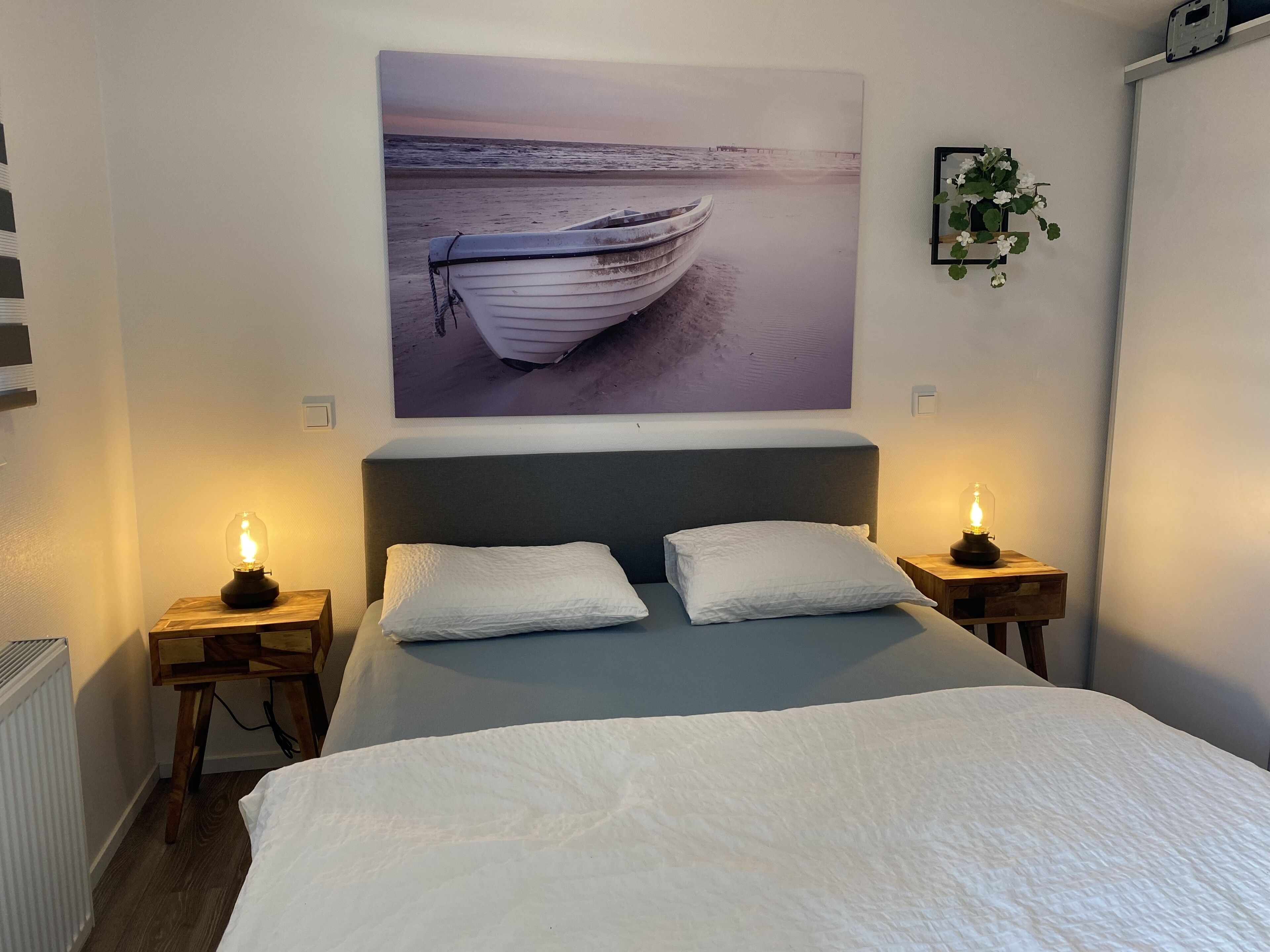 3 dormitorios, tabla de planchar con plancha, cuna de viaje