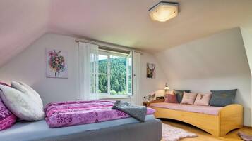 3 Schlafzimmer, Schreibtisch, Bügeleisen/Bügelbrett, Reisekinderbett