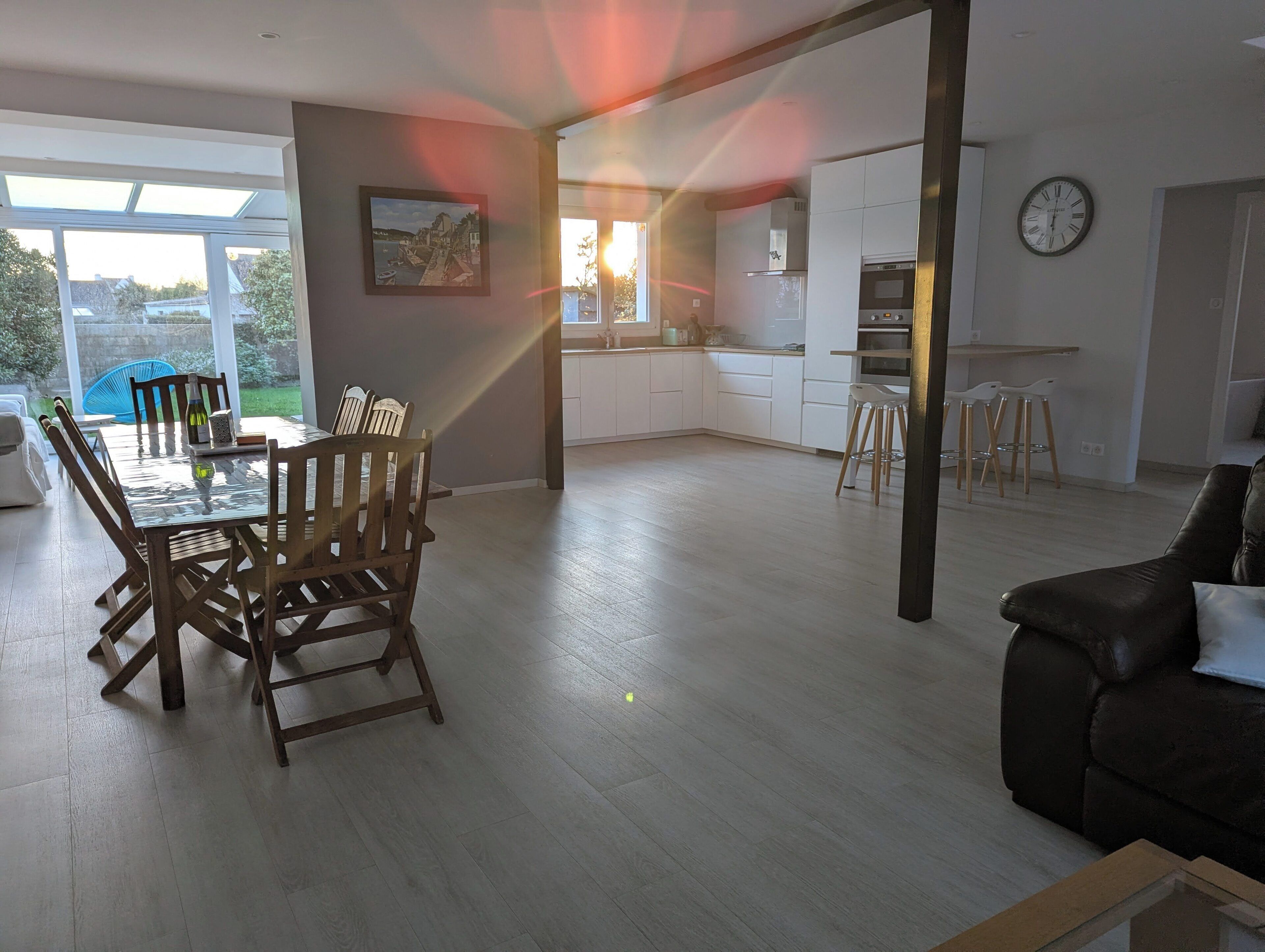 Salon, salle à manger, cuisine,  sous le soleil hivernal