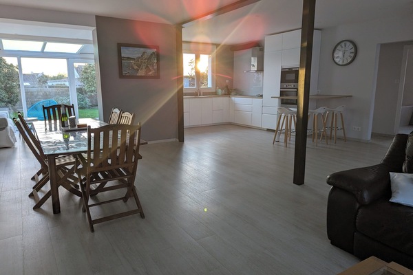 Salon, salle à manger, cuisine, sous le soleil hivernal