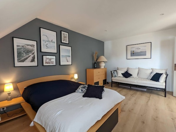 5 bedrooms, desk, travel crib, free WiFi