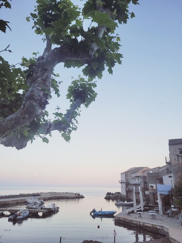 Studio bel emplacement au coeur du village, rénnové