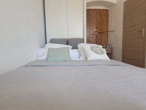 1 slaapkamer, een strijkplank/strijkijzer, beddengoed