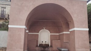 A stone-paved entrance with a pink archway and a bench. - Beautifully located studio in the heart of the village, renovated (Brando)