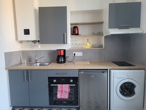 Een koelkast, een microgolfoven, een oven, een kookplaat