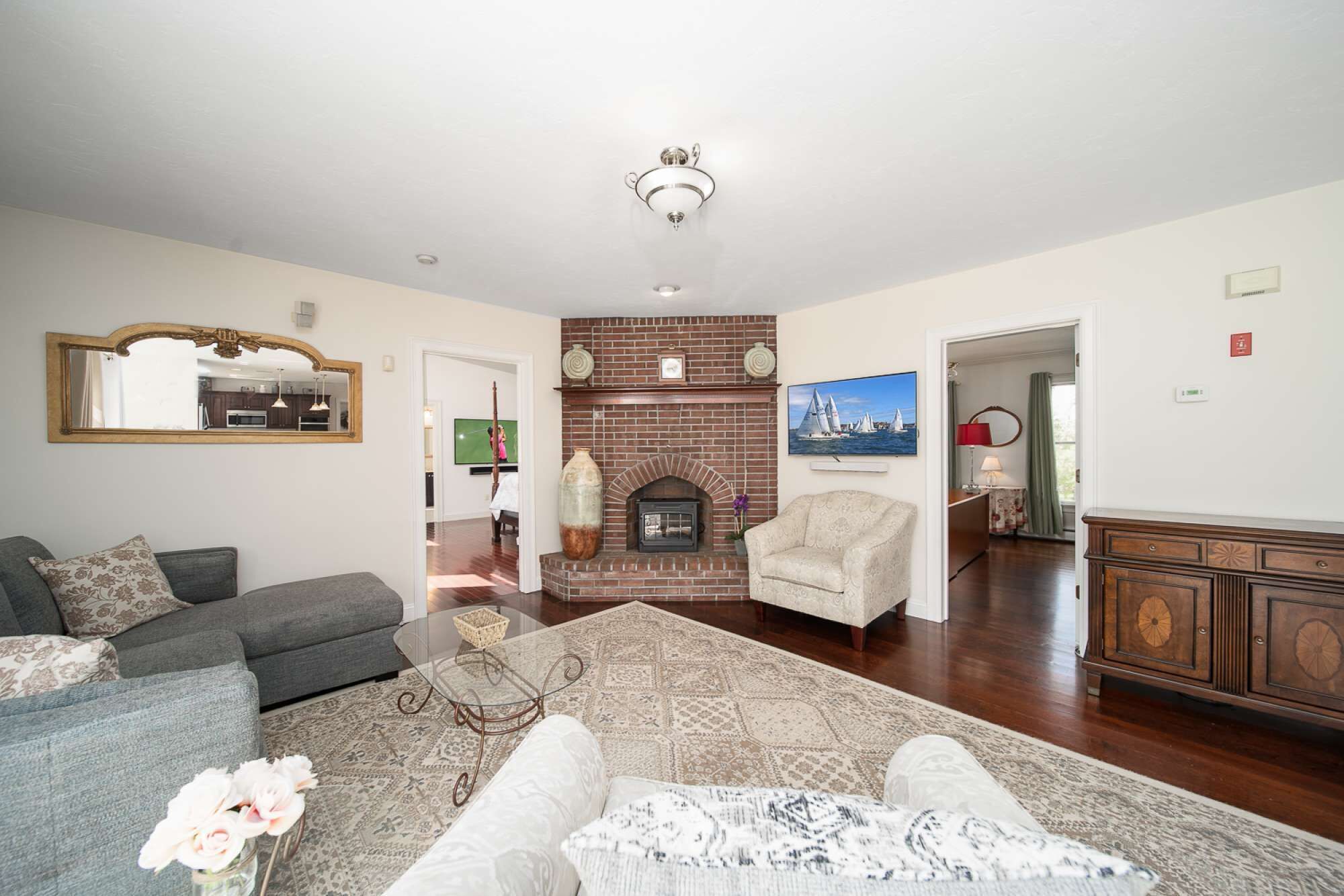 Televisión, chimenea, Netflix y Hulu 