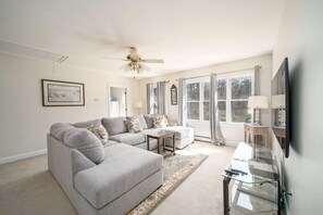 TV, fireplace, Netflix, Hulu